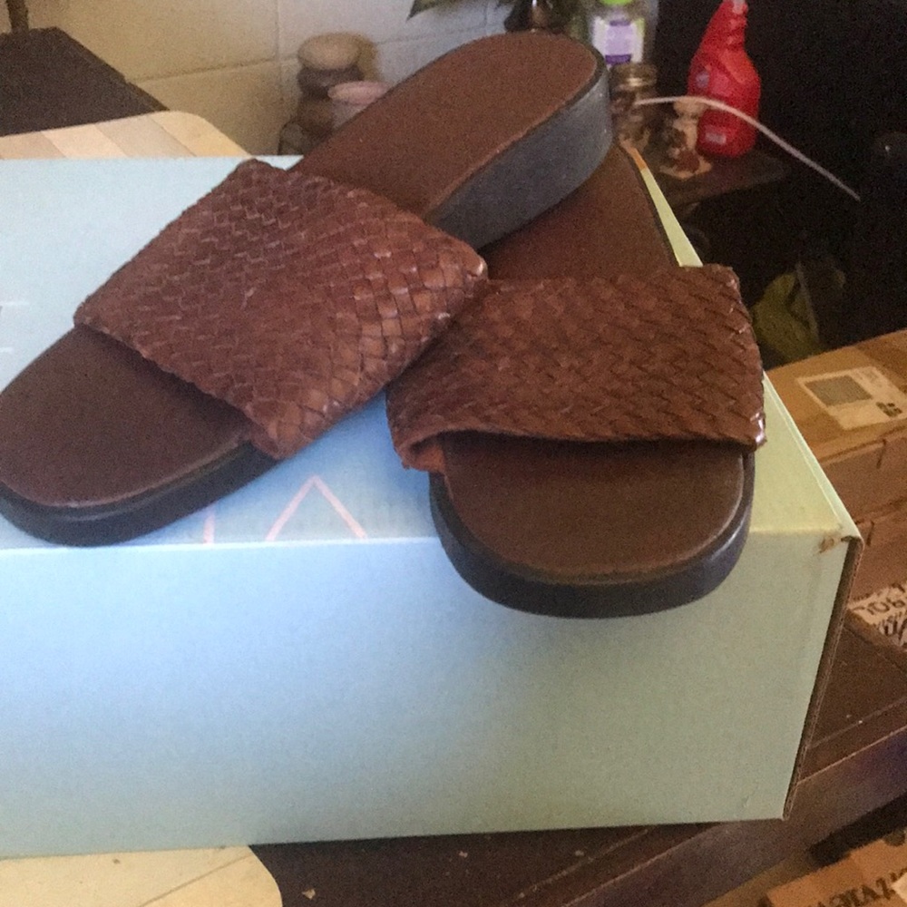 Sz 9.5 GUC..name brand worn off..as well as size..brown small wedge. Comfortable